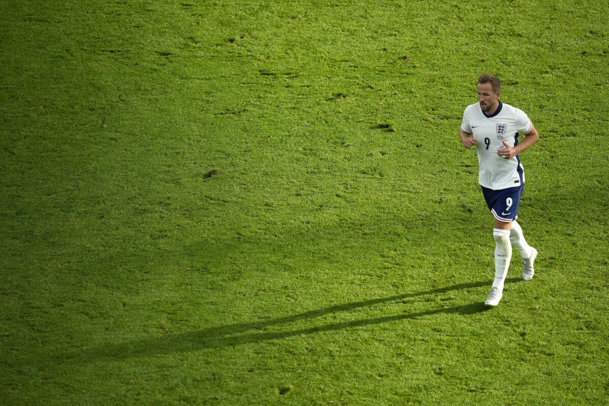 UEFA afirma que irá melhorar o campo de Frankfurt após o gramado se deteriorar no jogo entre Inglaterra e Dinamarca na Euro 2024